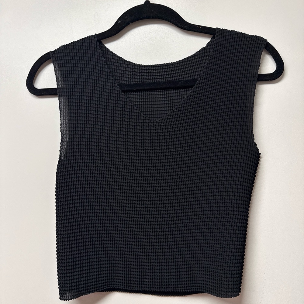 Textured Sleeveless V-Neck Tank Top - Black